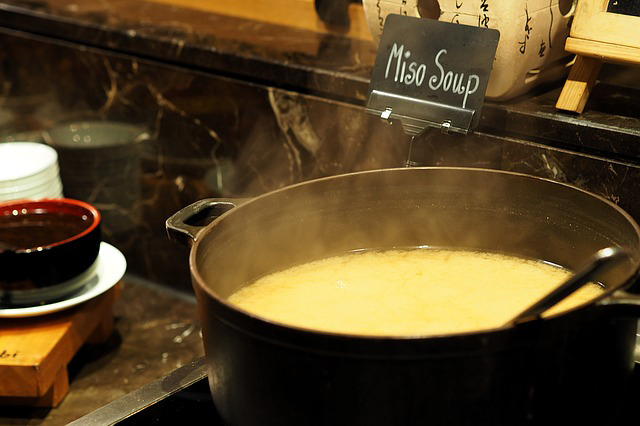 Soupe au miso, aux haricots verts et au porc